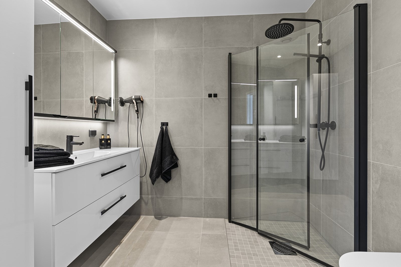 Helfliset bad i førsteetasje Galleribilde