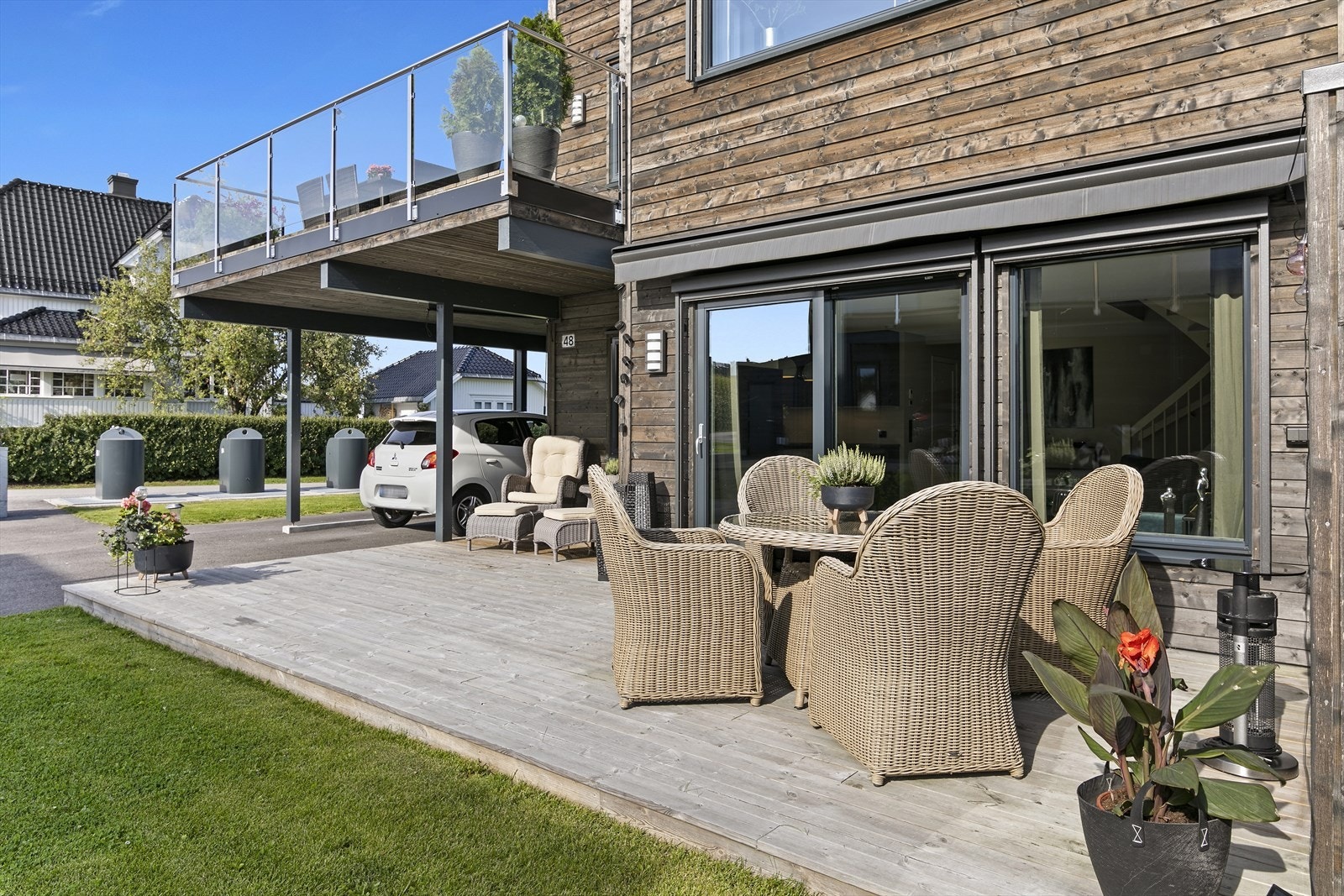 Carportens tak danner balkongen i 2. etasje Galleribilde