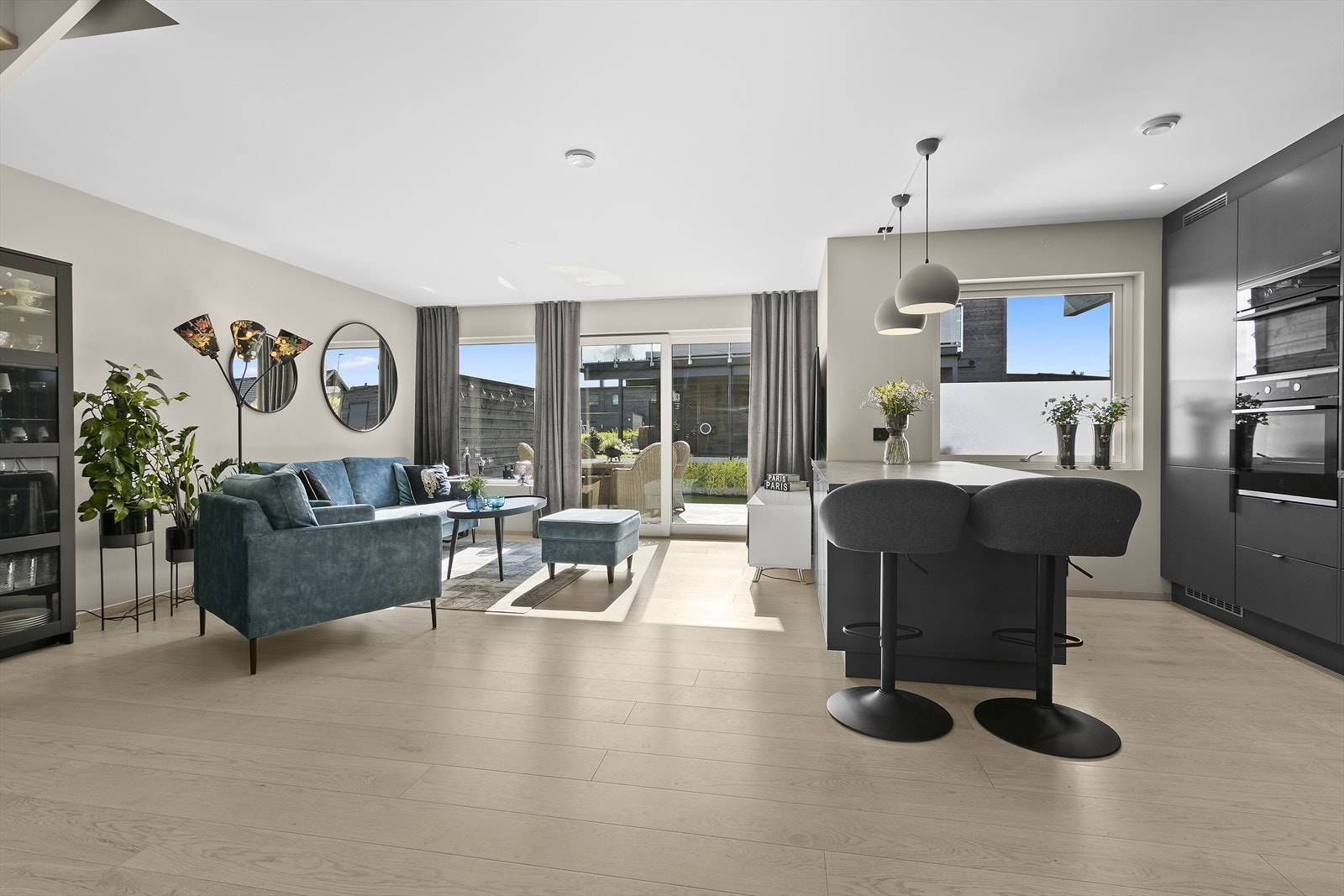 Godt med naturlig lys fra store vindusflater mot vestvendt markterrasse Galleribilde