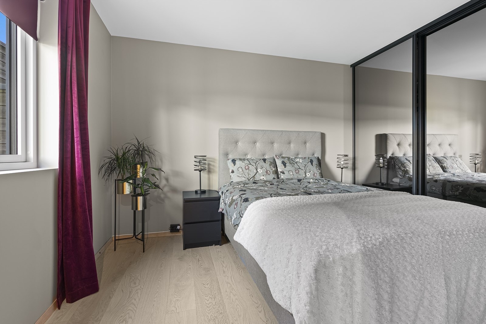 Soverom 1. etasje har skyvedørsgarderobe og plass til dobbeltseng Galleribilde