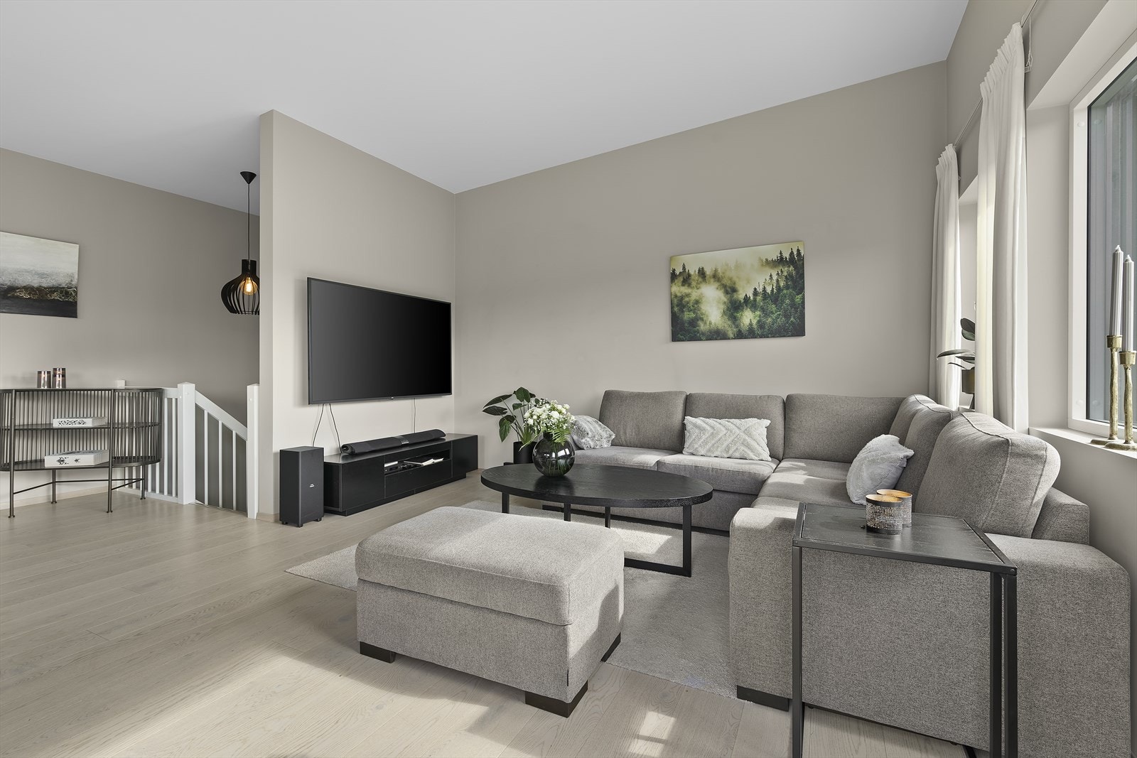 Stor stue med ekstra takhøyde i 2. etasje Galleribilde