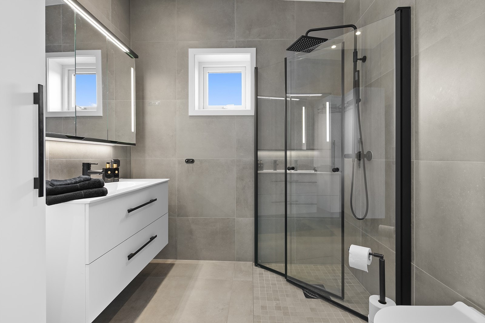 Badet i 2. etasje har tilsvarende løsning som i førsteetasje Galleribilde