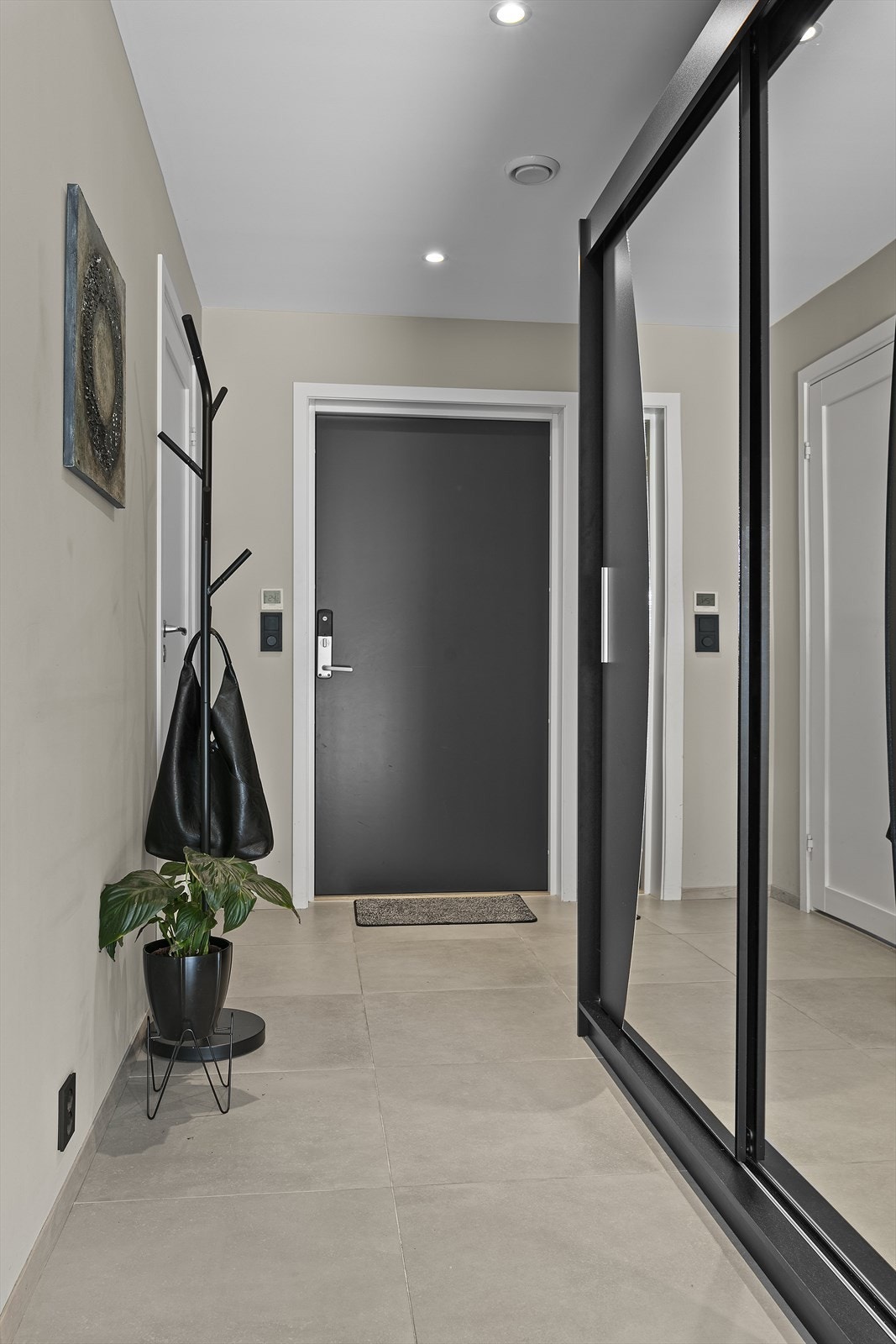 Entré med skyvedørsgarderobe Galleribilde