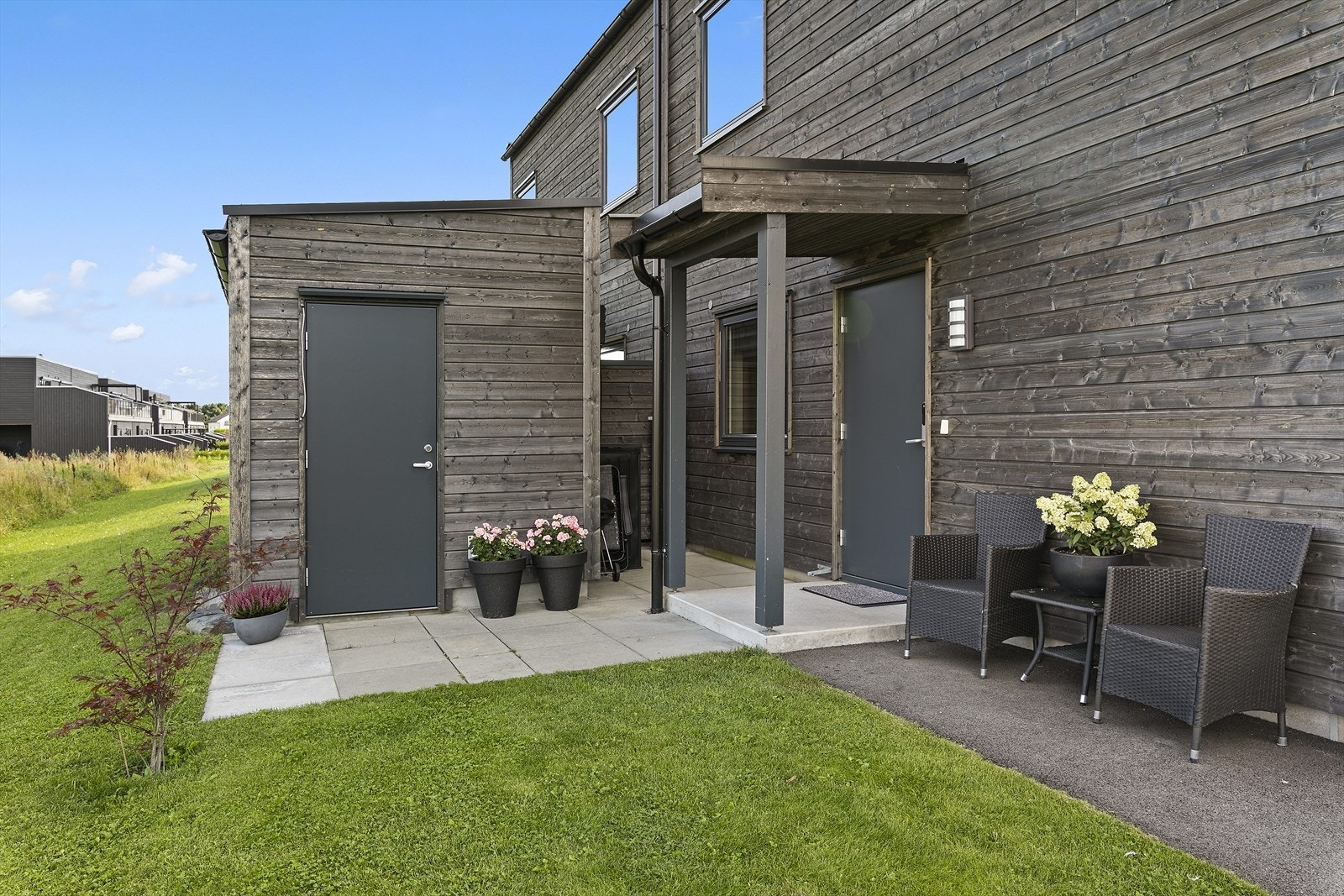 Hyggelig inngangsparti med tilgang til sportsbod - elektronisk dørlås på inngangsdør Galleribilde