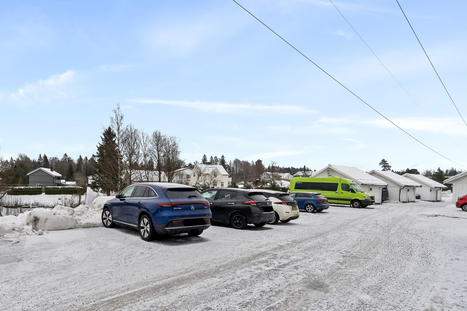 Leiligheten disponerer parkeringsplass i sameiets fellesareal. Galleribilde