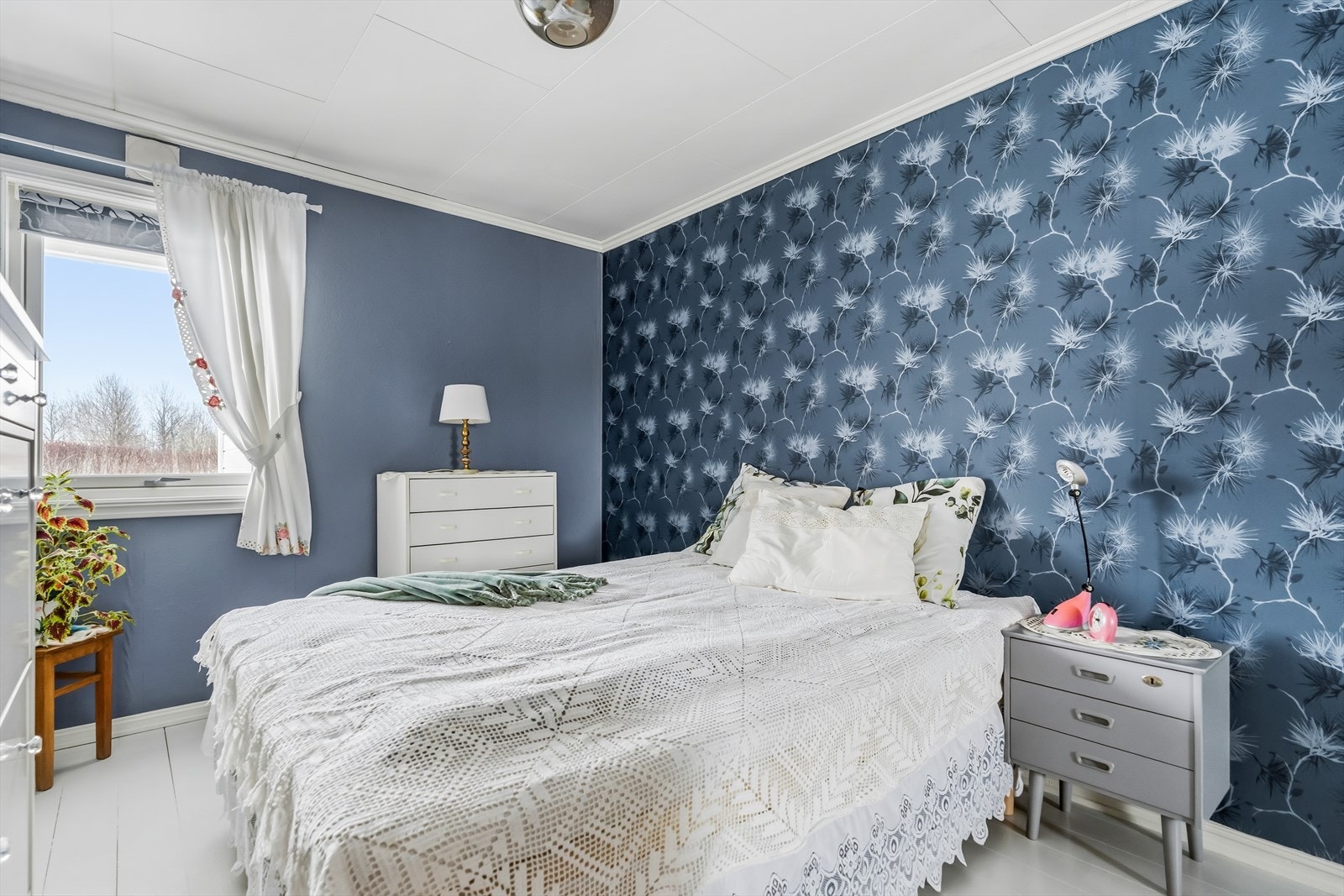 Leiligheten rommer to soverom. Hovedsoverommet har god plass til dobbeltseng med tilhørende nattbord. Galleribilde