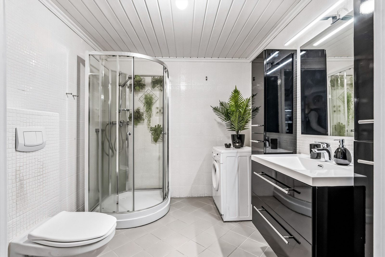 Baderommet har flislagte overflater, samt elektriske varmekabler i gulvet. Galleribilde