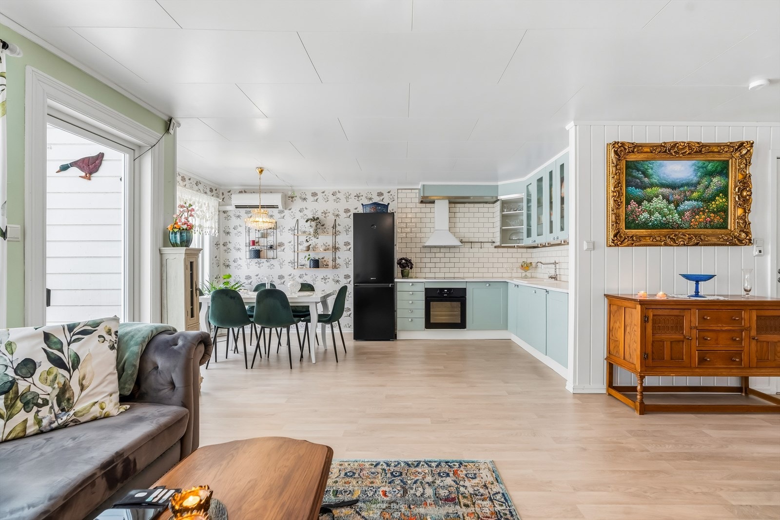 Stuen er av fin størrelse, med store vindusflater som slipper inn rikelig med naturlig lys. Galleribilde