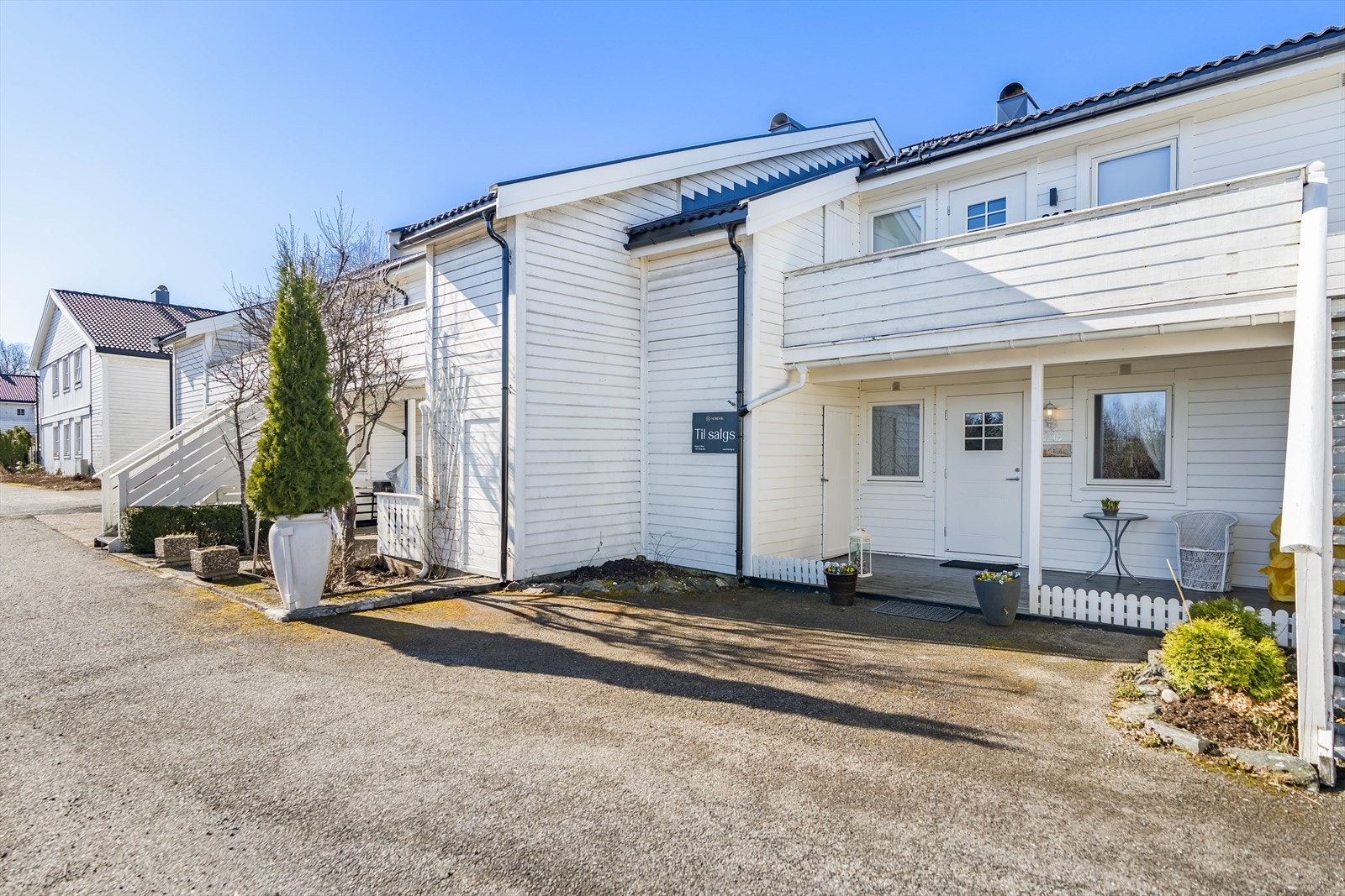 Boligen har et hyggelig inngangsparti, med en overbygget adkomstterrasse på 15 m² og inngang til en separat bod. Galleribilde