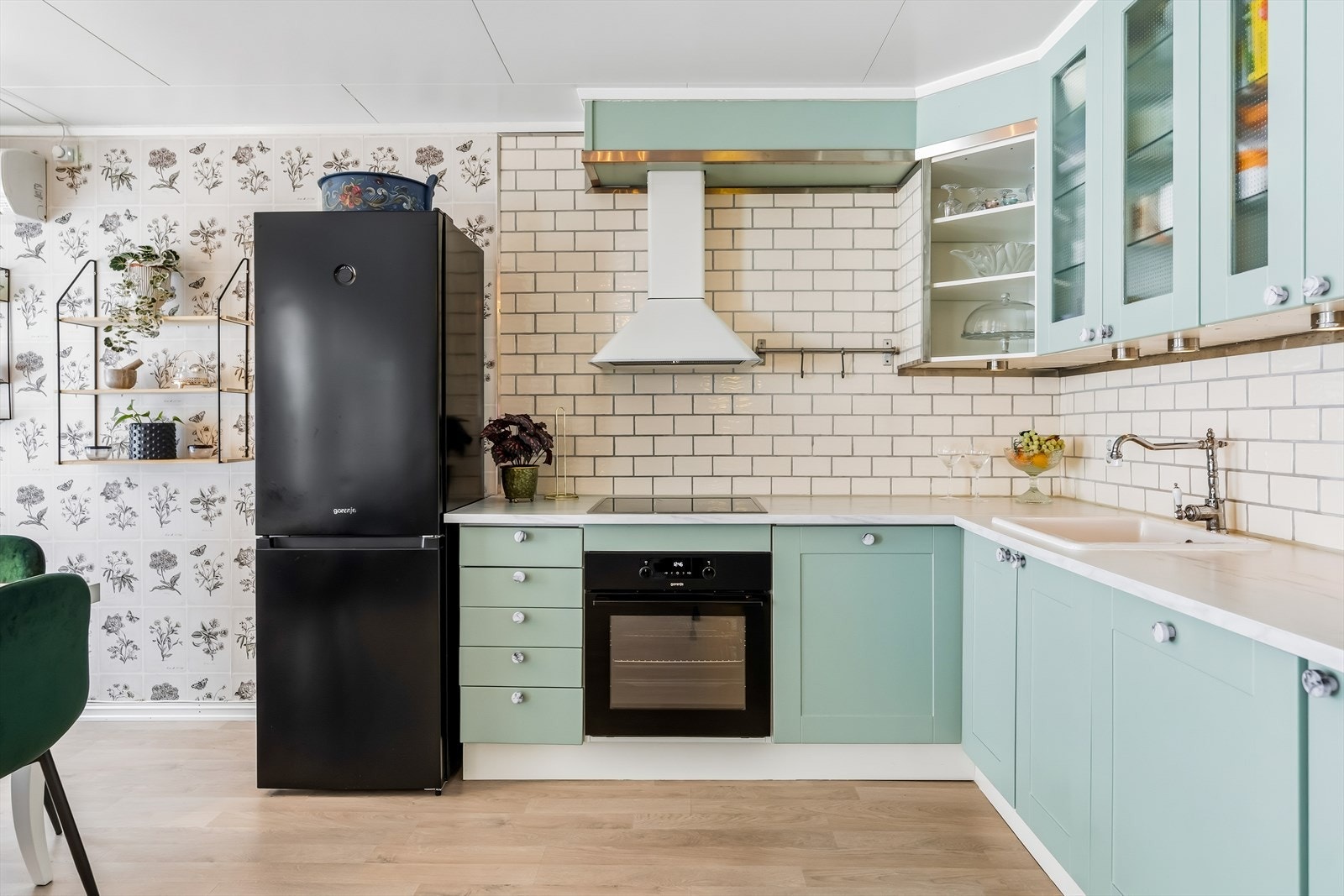 Det er integrert oppvaskmaskin, stekeovn og induksjonstopp i innredningen. Det er plass til frittstående kjøleskap. Galleribilde