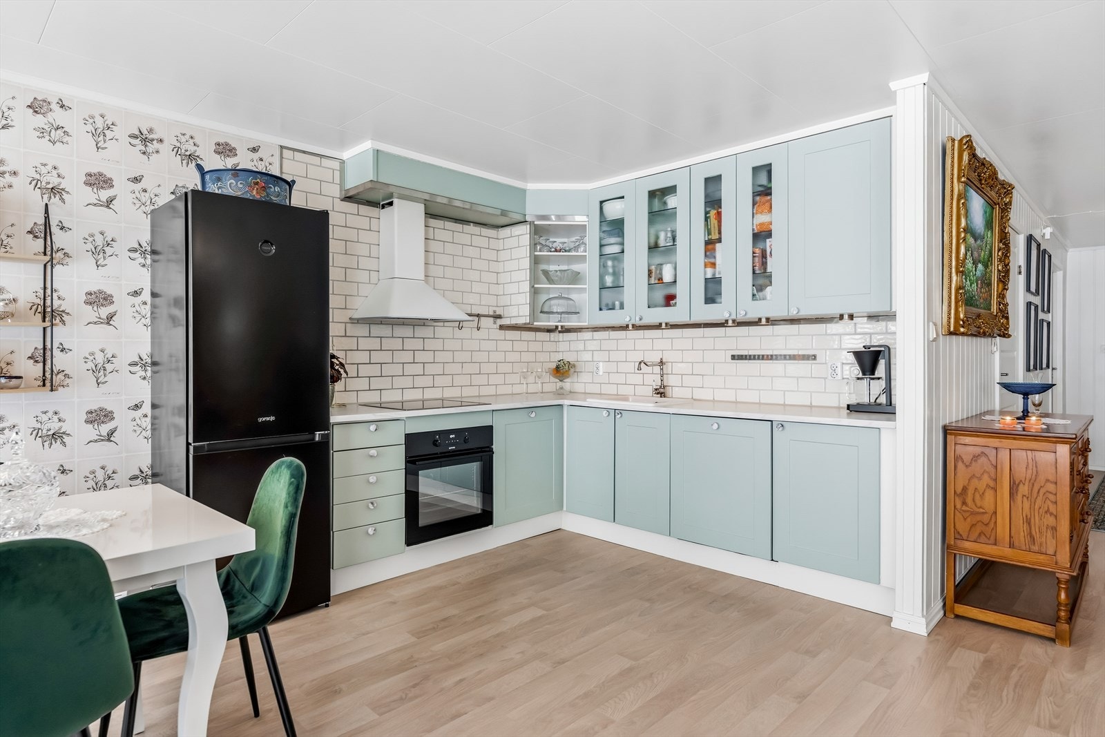 Kjøkkenet har innredning med profilerte fronter samt benkeplate av laminat. Galleribilde