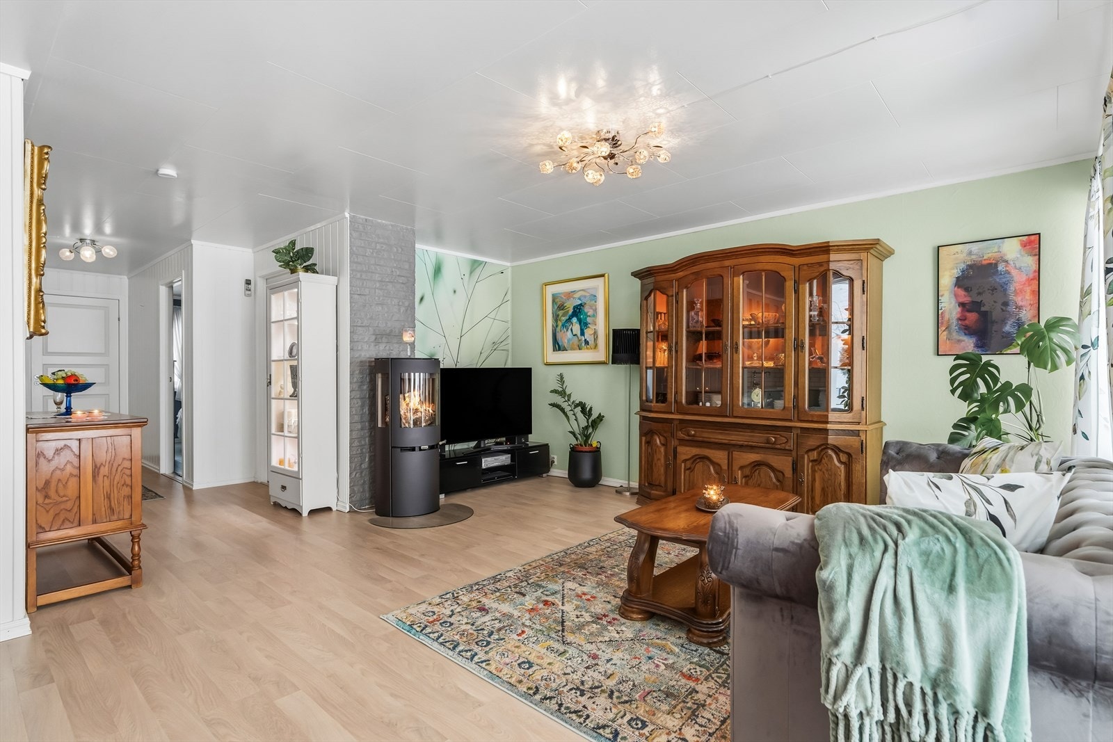 Det er tilkoblet en peis i stuen, denne sikrer ekstra varme i vinterhalvåret. Galleribilde