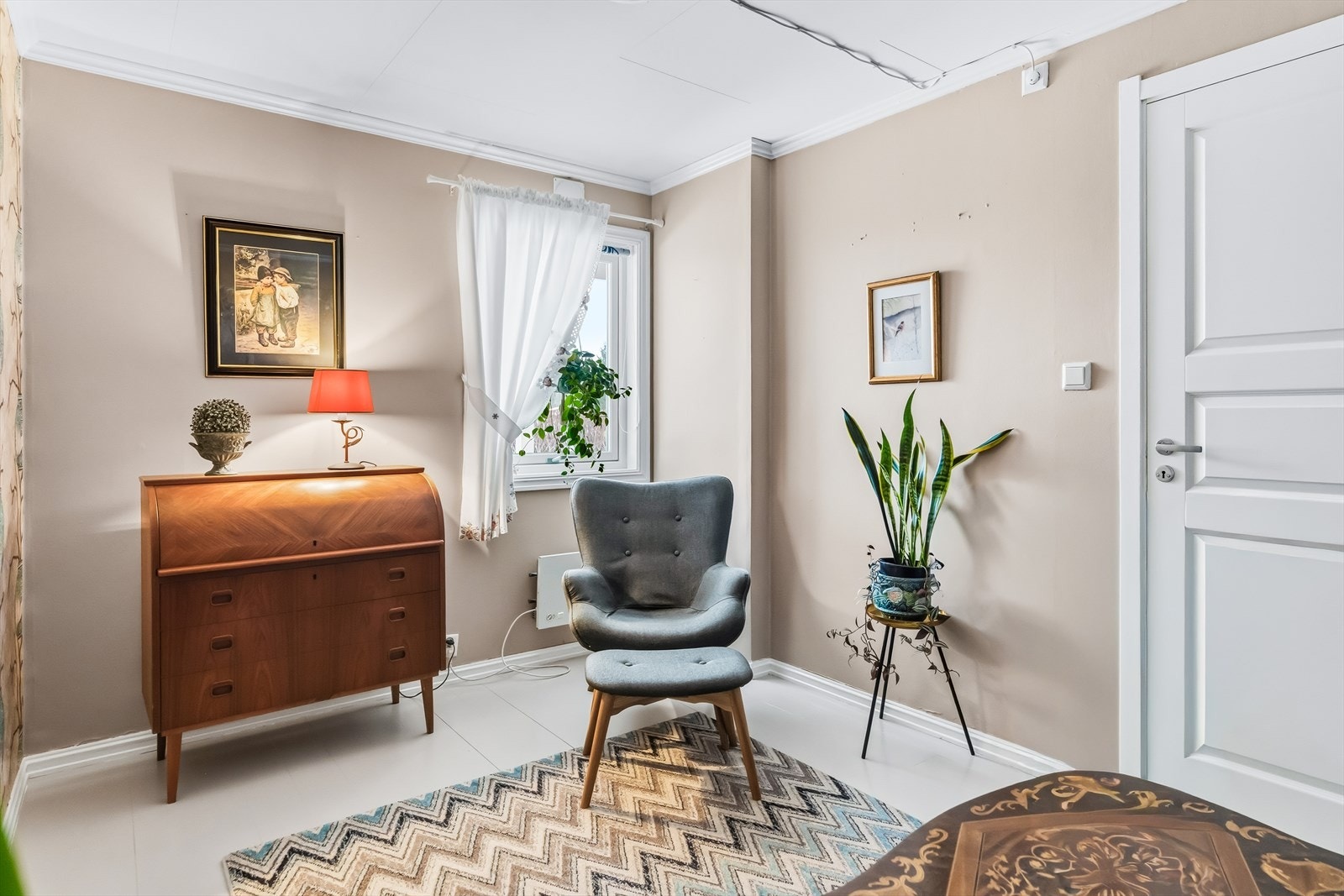 Rommet har plass til seng, nattbord og skrivebord. Galleribilde