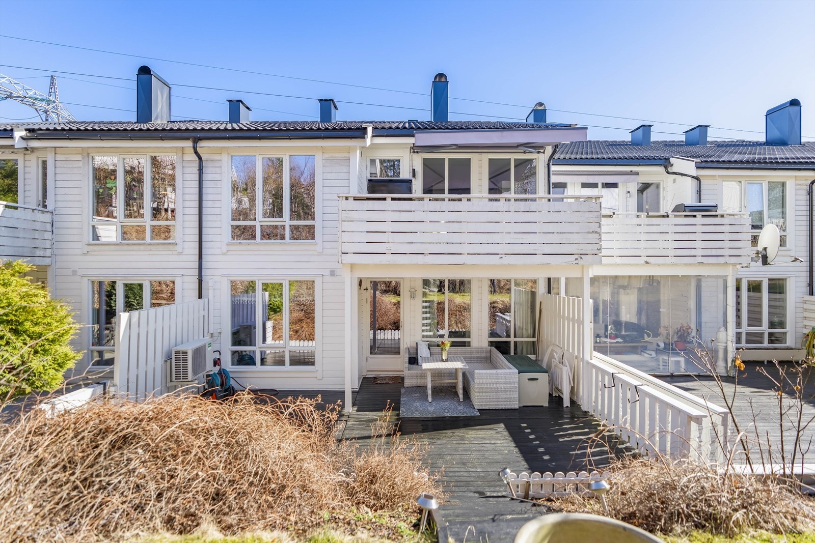 Fra stuen er det utgang til en skjermet og solrik terrasse, med god plass til utemøbler. Galleribilde