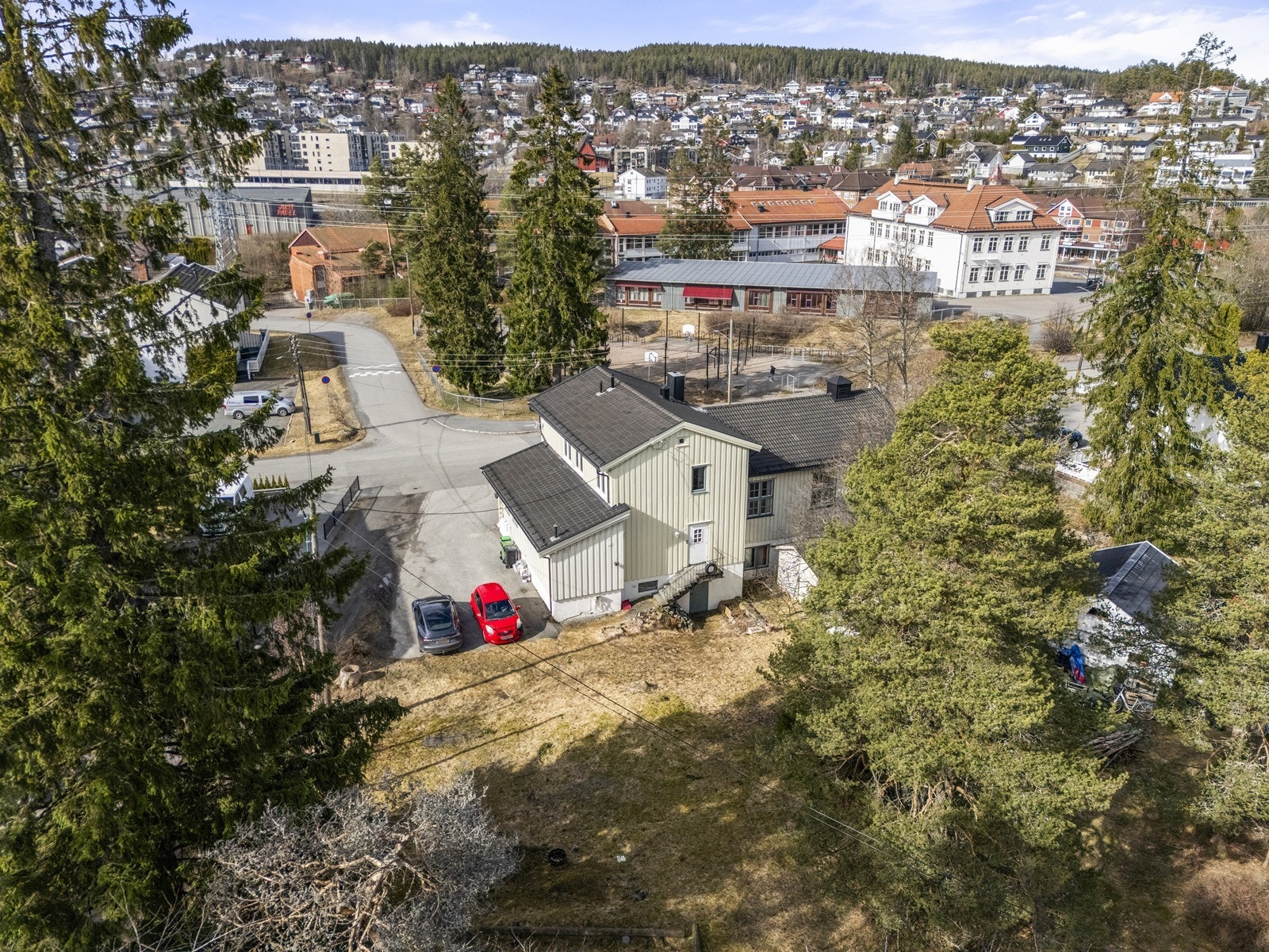Beliggenhet i et etablert boligområde med nærhet til grøntarealer. Galleribilde