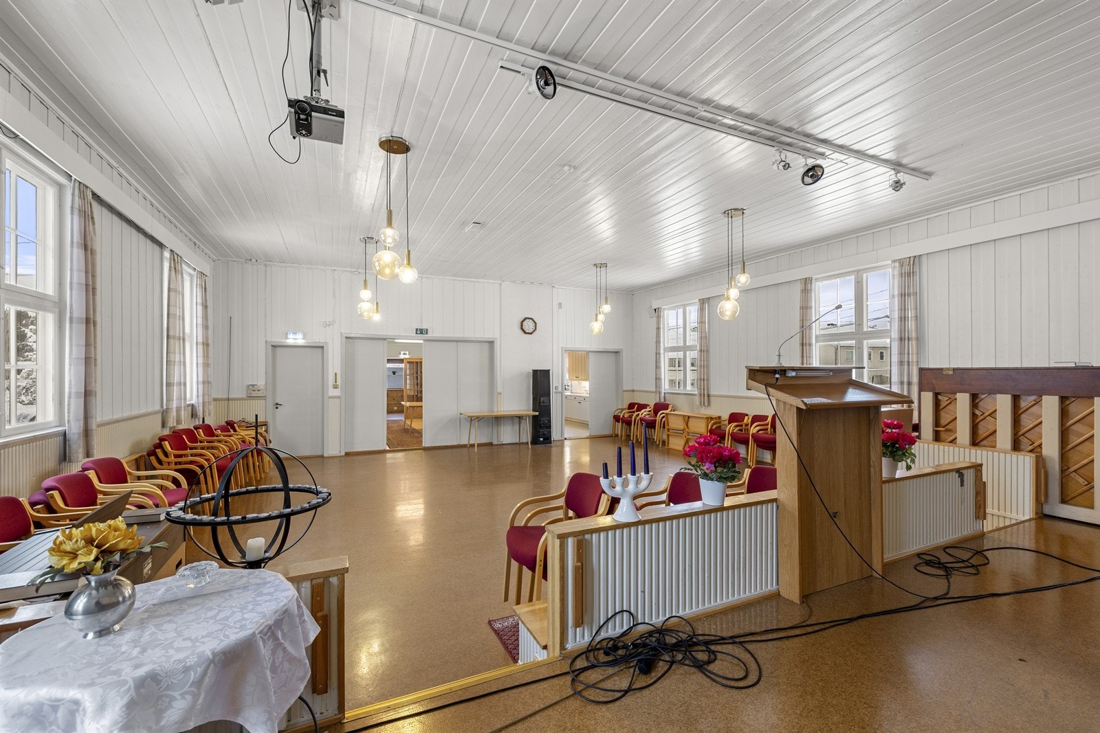 Fra scenen har man god oversikt over hele forsamlingslokalet. Galleribilde