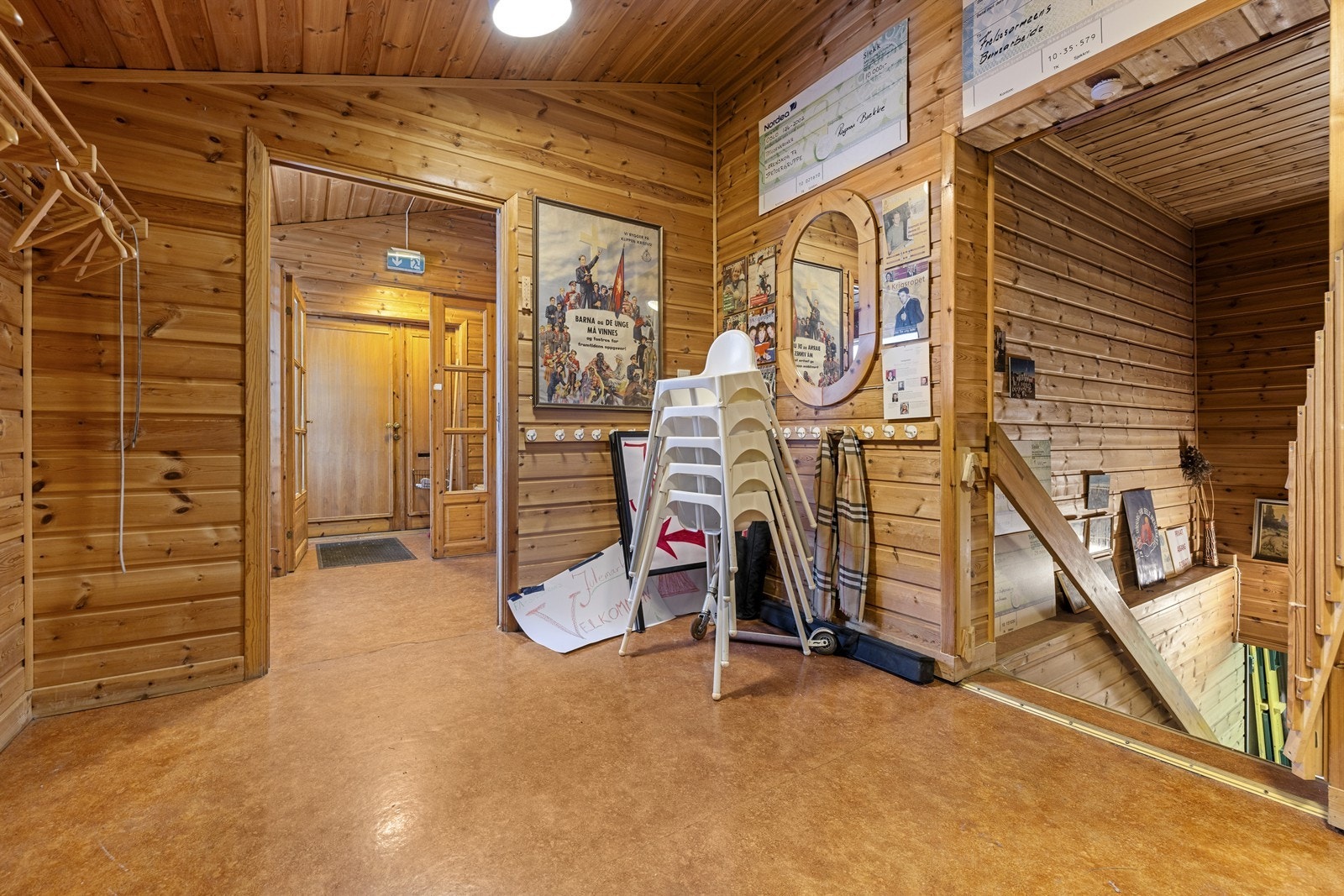 Et sentralt gangareal med trepanel på veggene binder etasjens rom sammen. Galleribilde