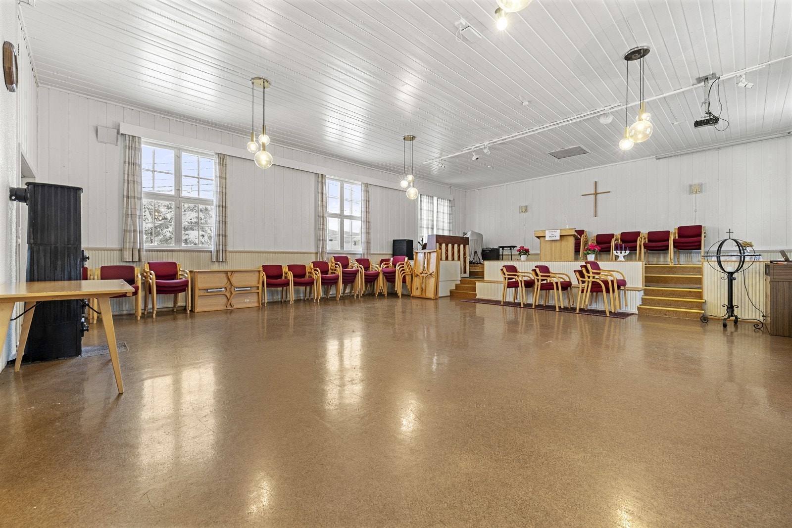 Store vindusflater gir rikelig med dagslys inn i salen. Galleribilde