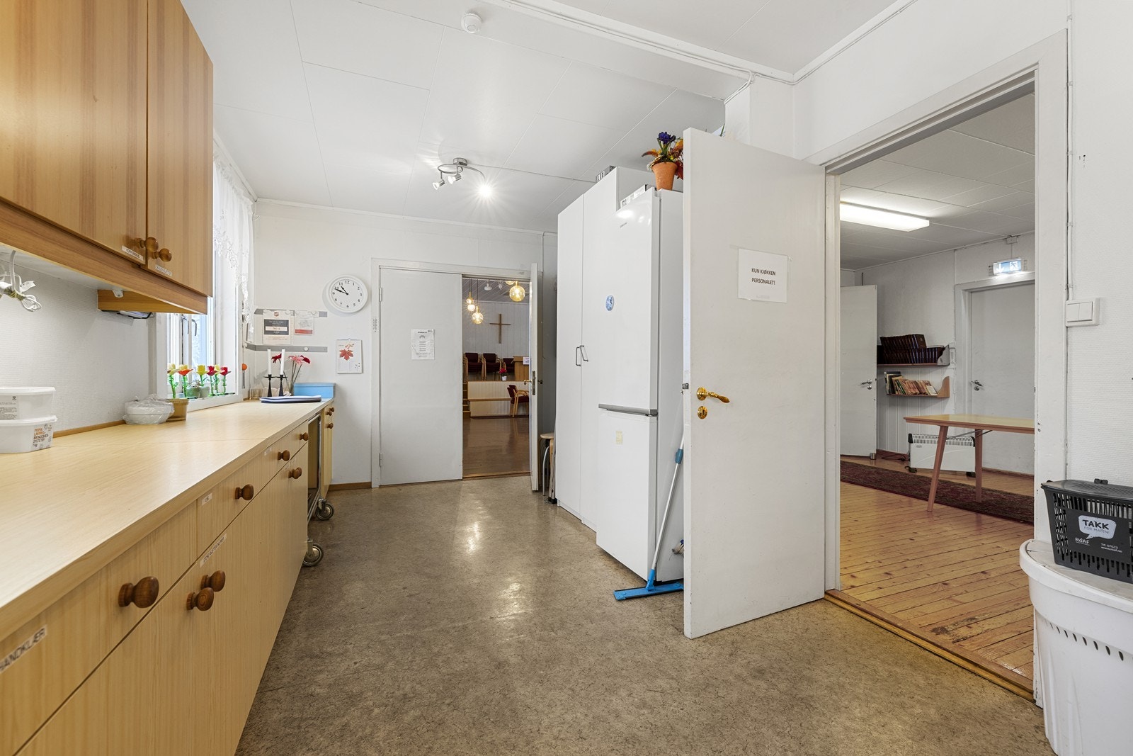 Gjennomgang fra kjøkkenet til både lillesalen og hovedinngangen. Galleribilde