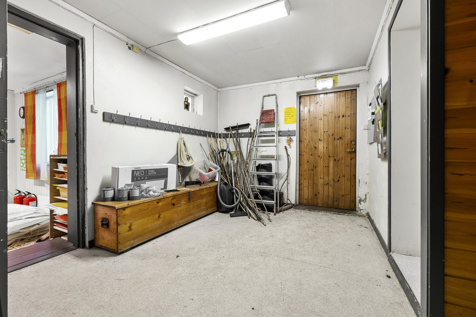 Underetasjen har også egen inngang og et praktisk grovinngangsparti. Galleribilde