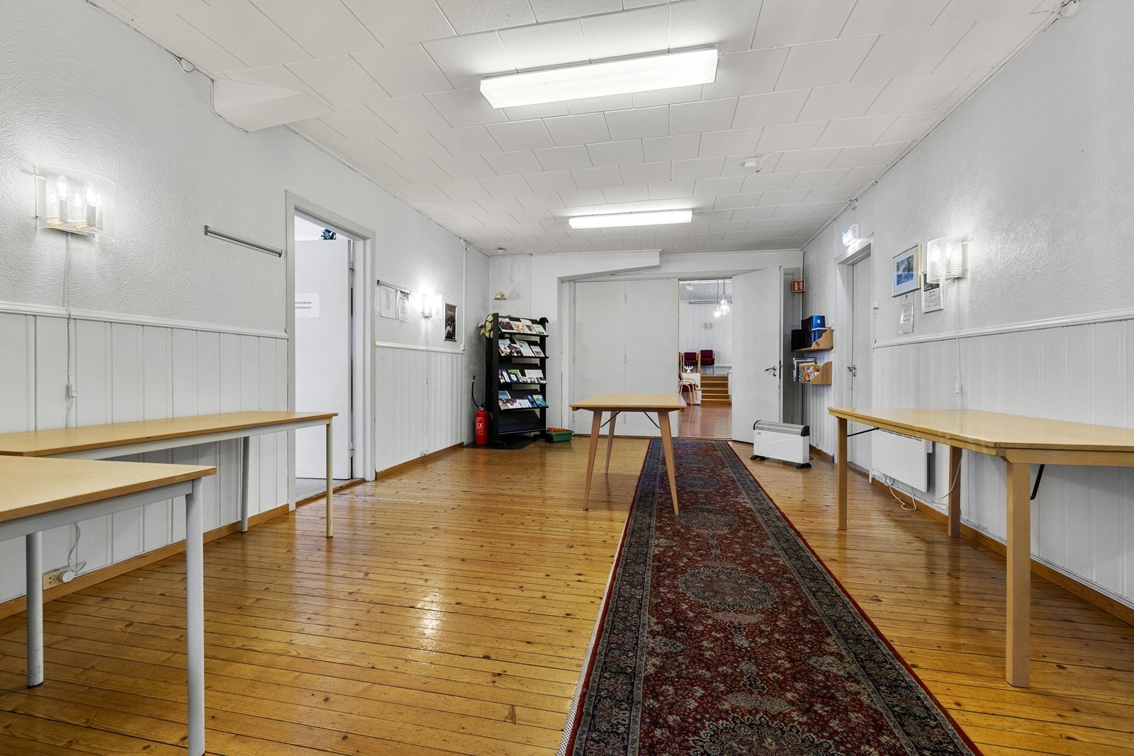 I tilknytning til hovedsalen ligger et separat rom med tregulv, egnet for servering. Galleribilde