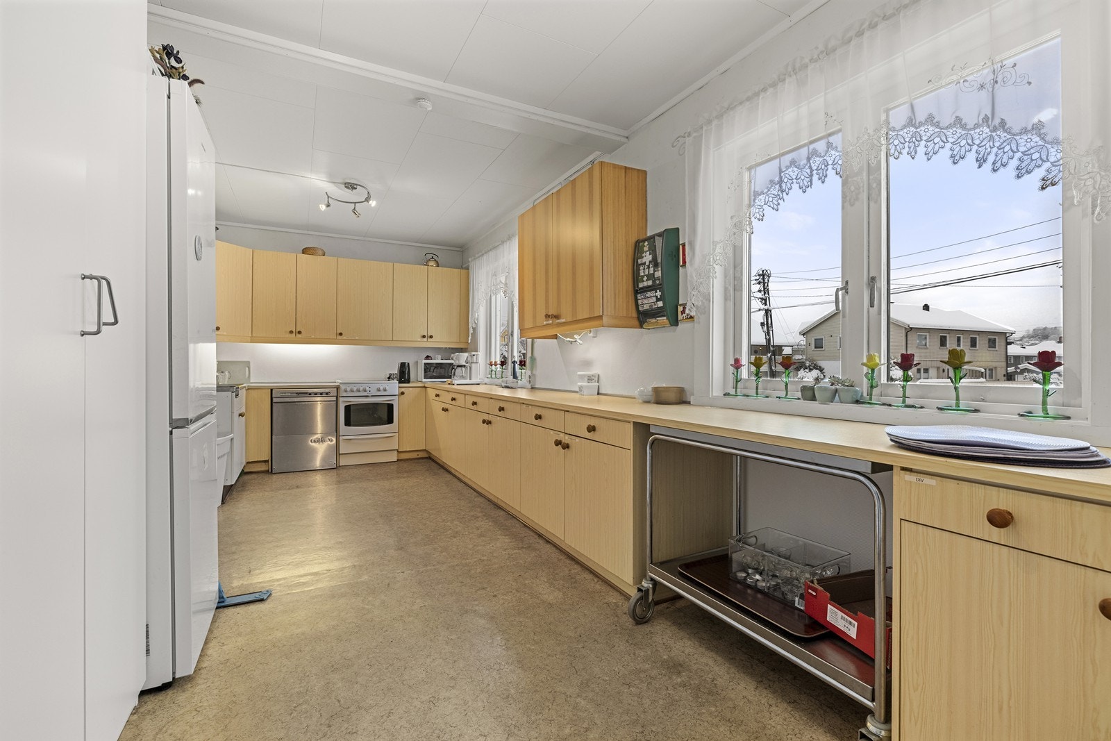 Stort og funksjonelt storkjøkken med rikelig benke- og skapplass. Galleribilde