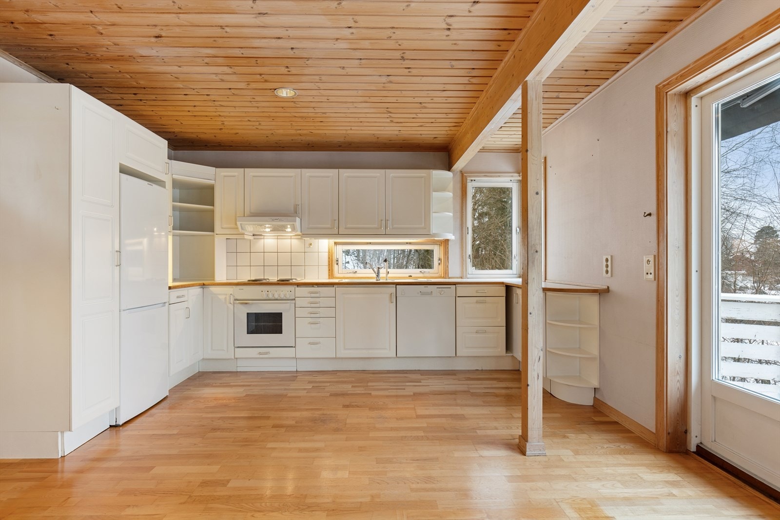 Kjøkkenet er utrustet med hvitevarer som stekeovn fra Siemens, keramisk platetopp, oppvaskmaskin fra Siemens, kombiskap fra Siemens og avtrekksvifte fra Gorenje. Galleribilde