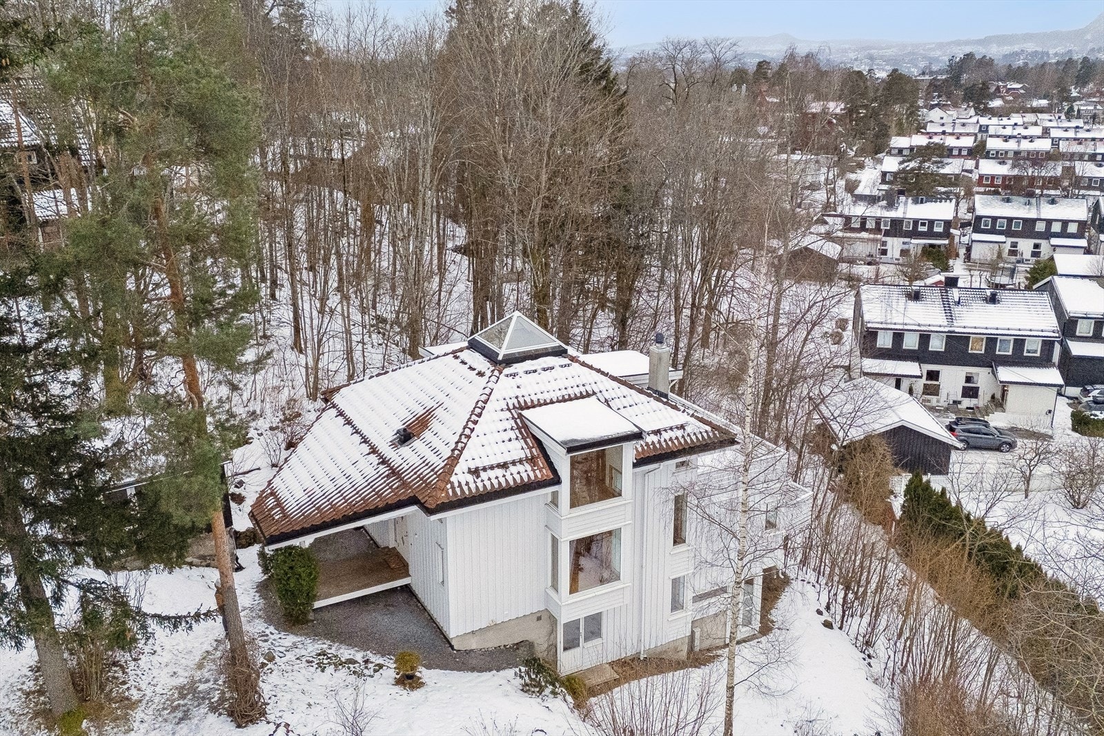 Eiendommen ligger i et etablert og attraktivt villastrøk på Høvik, med kort vei til idylliske turområder, skoler, barnehager og et bredt spekter av servicetilbud. Galleribilde