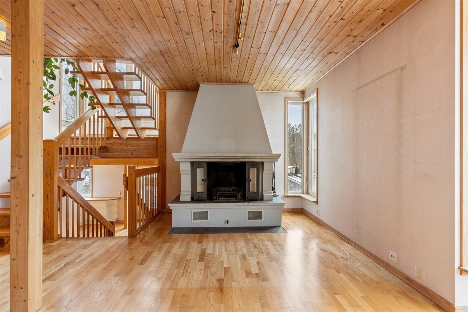 Peisestuen er et lunt og innbydende oppholdsrom med vedfyrt peis som skaper hygge og velvære på kalde dager. Galleribilde