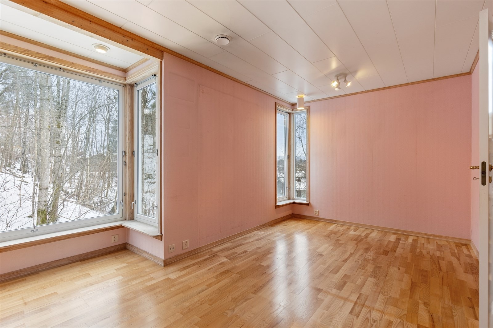 I denne etasjen finner du også et romslig soverom med god plass til både seng og garderobeløsninger. Galleribilde