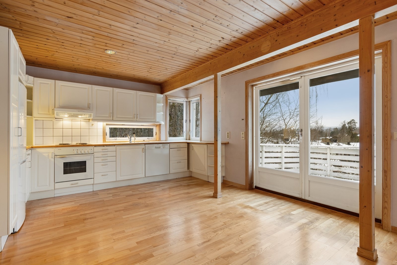 Gulvet er lagt med 3-stavs parkett, som gir en varm og innbydende atmosfære. Veggene har malt strie, og himlingen består av trepanel, noe som skaper et lunt og helhetlig preg i rommet. Galleribilde