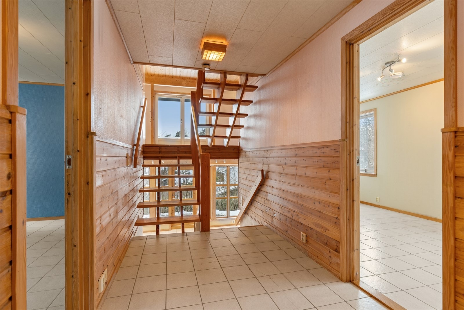 I underetasjen finner du to romslige soverom, begge med god plass til møblering og fine lysforhold. Galleribilde