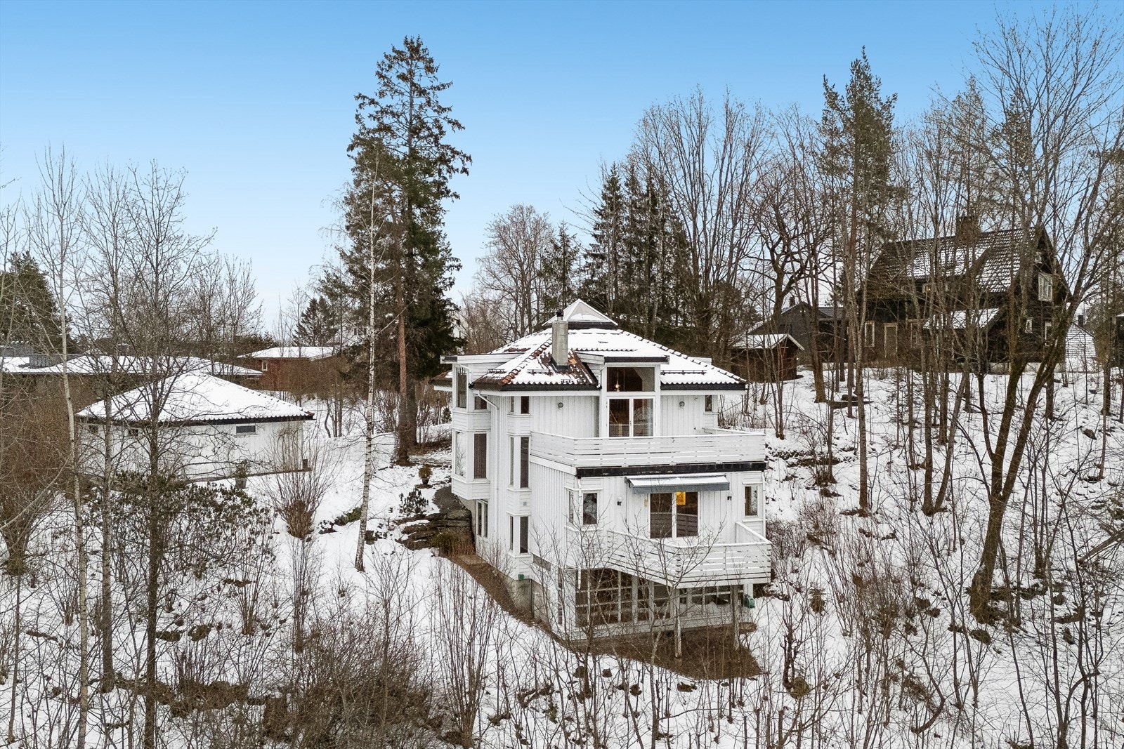 Uteområdet er opparbeidet med en trivelig hage, gruslagt adkomstvei og et variert utvalg av utvendige trær og busker som bidrar til et grønt miljø. Galleribilde