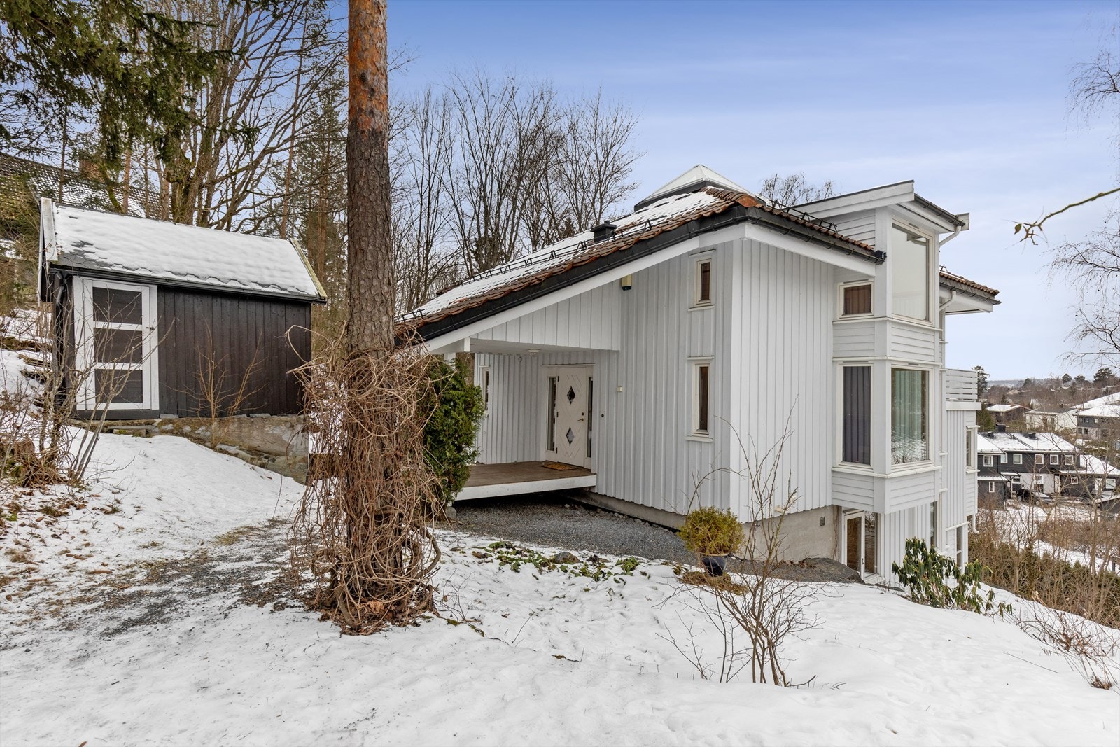 Tomten er en selveiertomt som byr på gode arealer og praktiske løsninger. Området rundt garasjen og adkomstpartiet er pent planert, noe som gir en ryddig og oversiktlig adkomst til eiendommen. Galleribilde