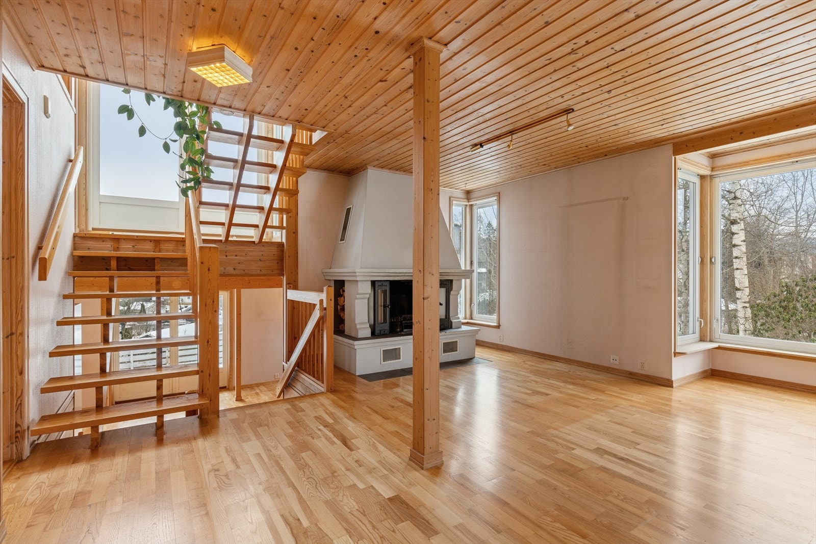 Fra entréen kommer man inn til den hyggelige peisestuen. Galleribilde