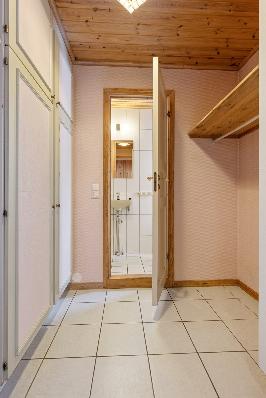 Gjestetoalett i entréen. Galleribilde