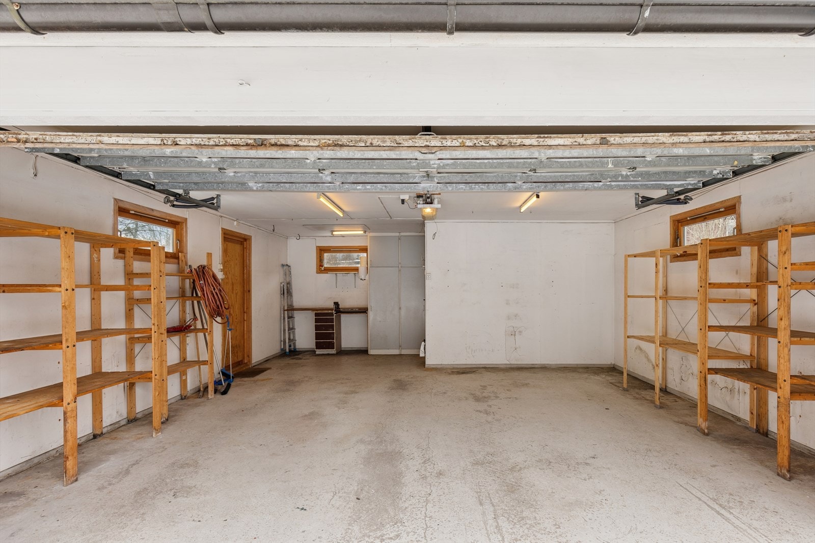 Dobbel garasje fra byggeår 1990. Garasjen er over to plan, med dobbeltgarasje og bod i 1. etasje. Loftet har adkomst gjennom loftsluke. Automatisk garasjeport og innlagt strøm. Galleribilde