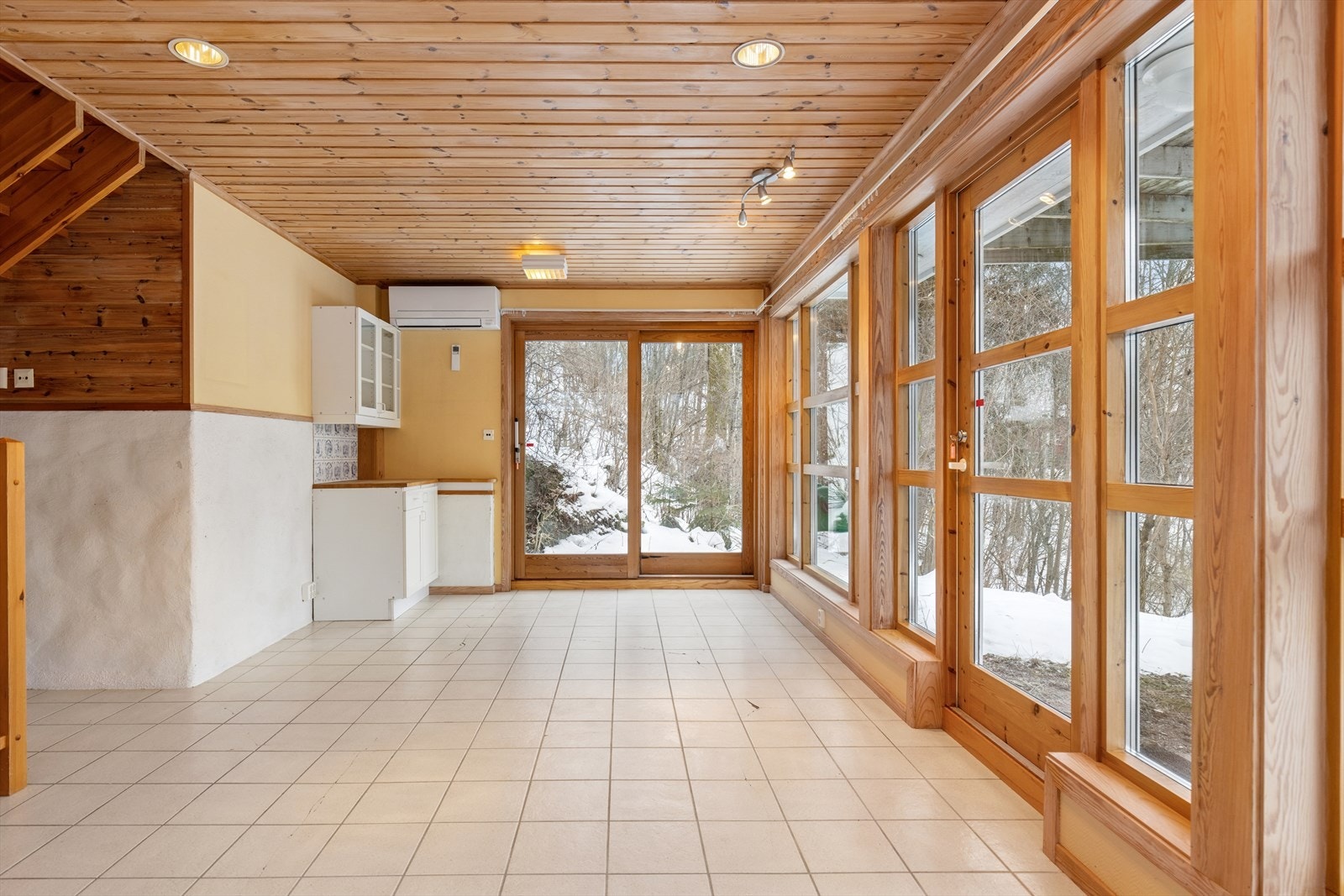 En ny varmepumpe installert i 2022 bidrar til behagelig temperatur og energieffektiv oppvarming gjennom hele året. Galleribilde