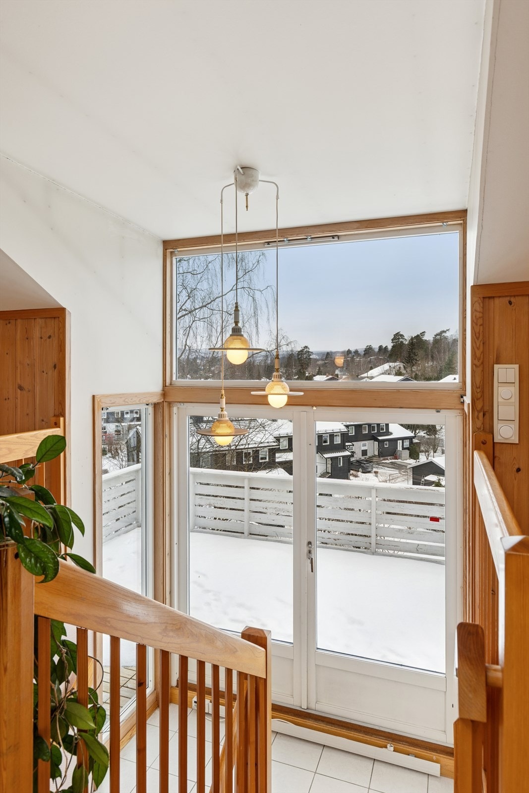 Ned et halvplan fra loftstuen er det utgang til en solrik og vestvendt takterrasse på hele 25 kvm, som gir en herlig forlengelse av oppholdsarealet og en privat uteplass med gode sol - og utsiktsforhold. Galleribilde