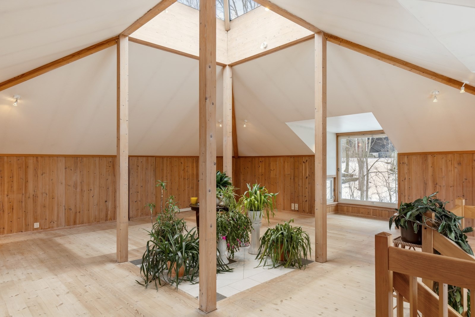 Dette er et allsidig og svært behagelig oppholdsrom som egner seg perfekt som TV-stue, lekerom, hjemmekontor eller hobbyrom - alt etter behov. Galleribilde