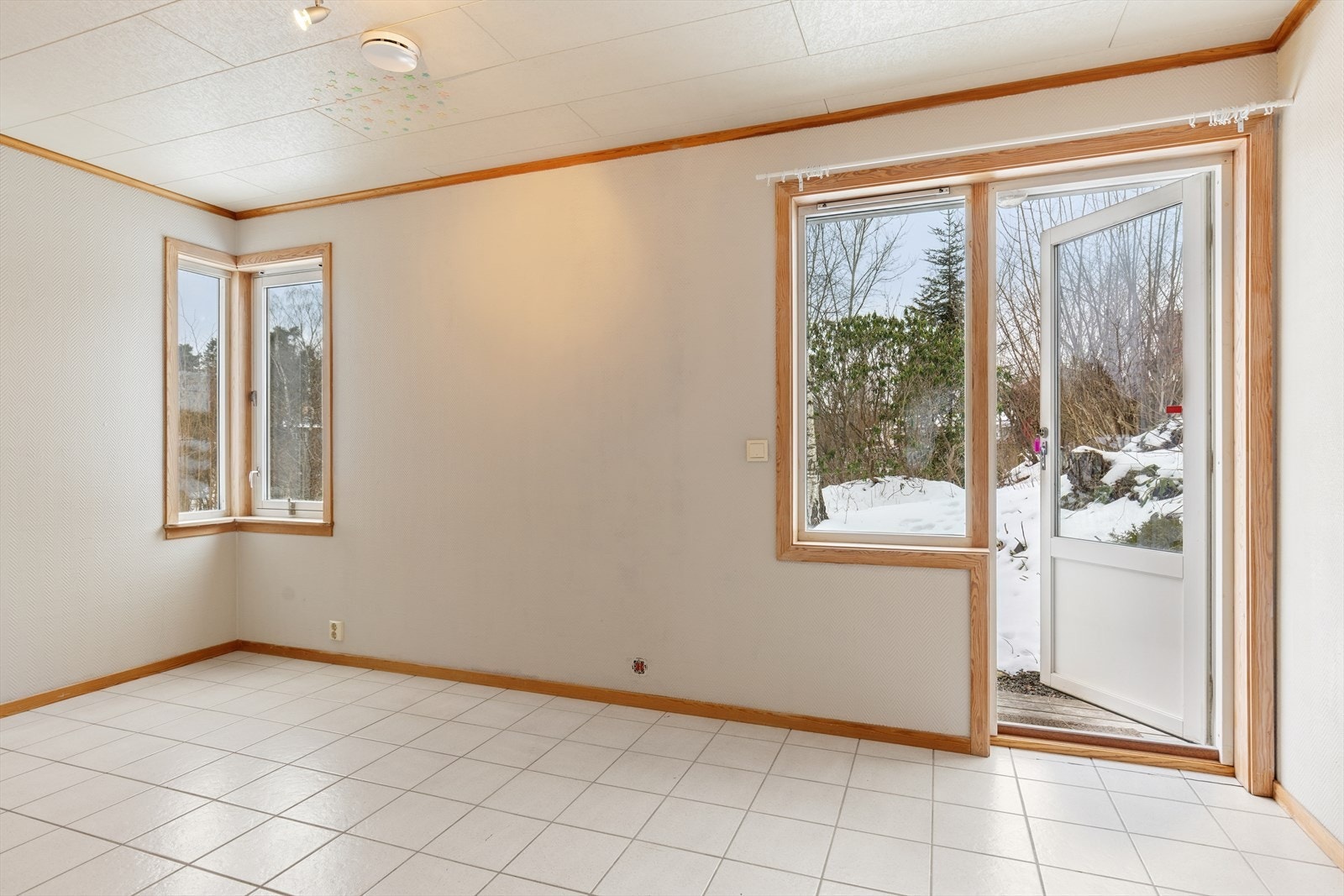 Rommene har god plass til både seng og tilhørende møbler, og de store vinduene slipper inn rikelig med naturlig lys, som gjør rommene lyse, trivelige og behagelige å oppholde seg i. Galleribilde