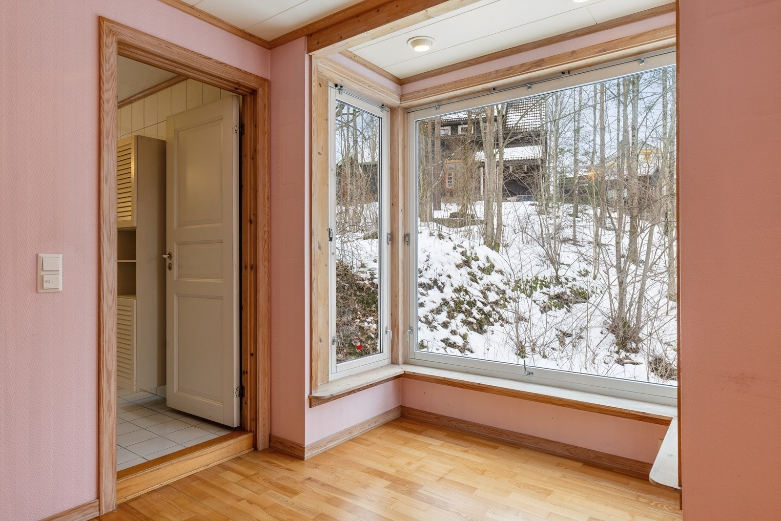 Rommet har en behagelig atmosfære og praktiske løsninger som gjør det velegnet som både hoved- eller gjesterom. Galleribilde