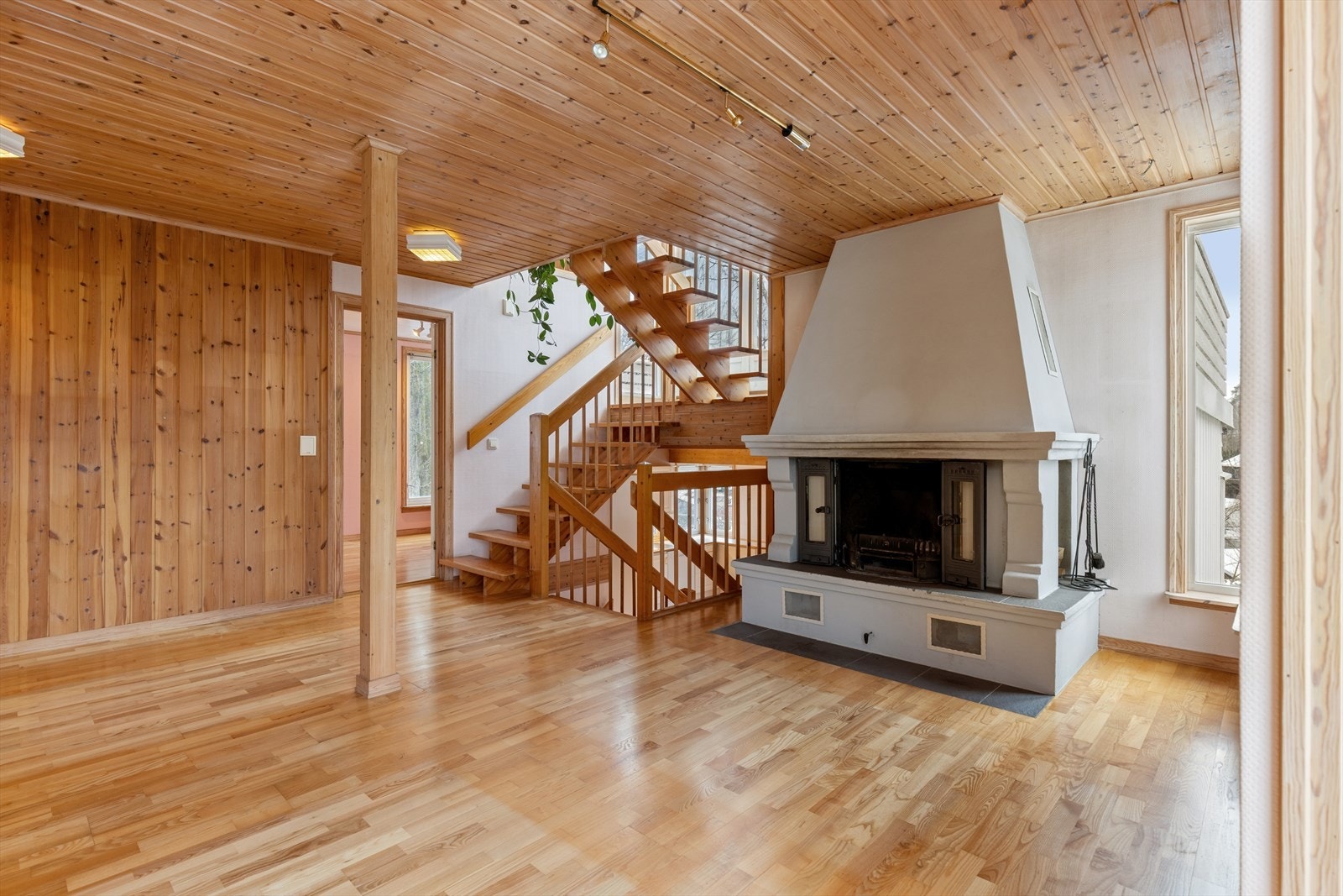 Rommet har god plass til møblering etter behov, og de store vinduene slipper inn rikelig med dagslys og rammer inn den flotte utsikten på en elegant måte. Galleribilde