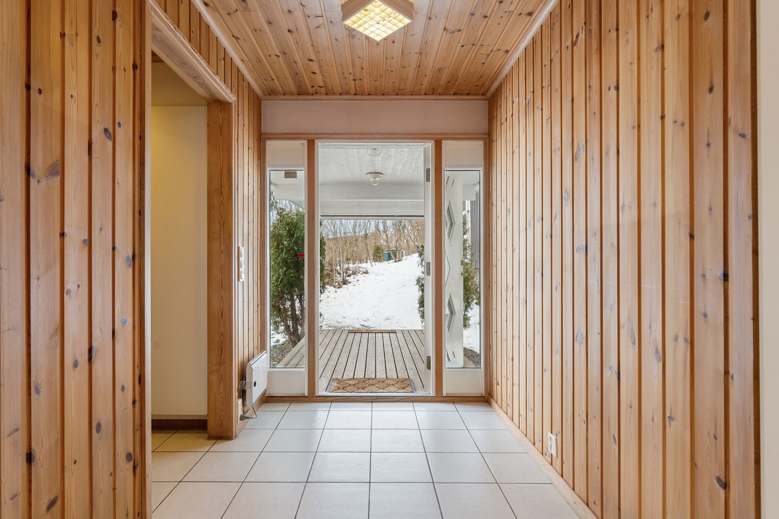 Entréen er romslig og gir et godt førsteinntrykk, med god plass til garderobeløsninger og oppheng for yttertøy. Sidevinduene ved inngangsdøren slipper inn rikelig dagslys og gjør rommet lyst, luftig og innbydende. Galleribilde
