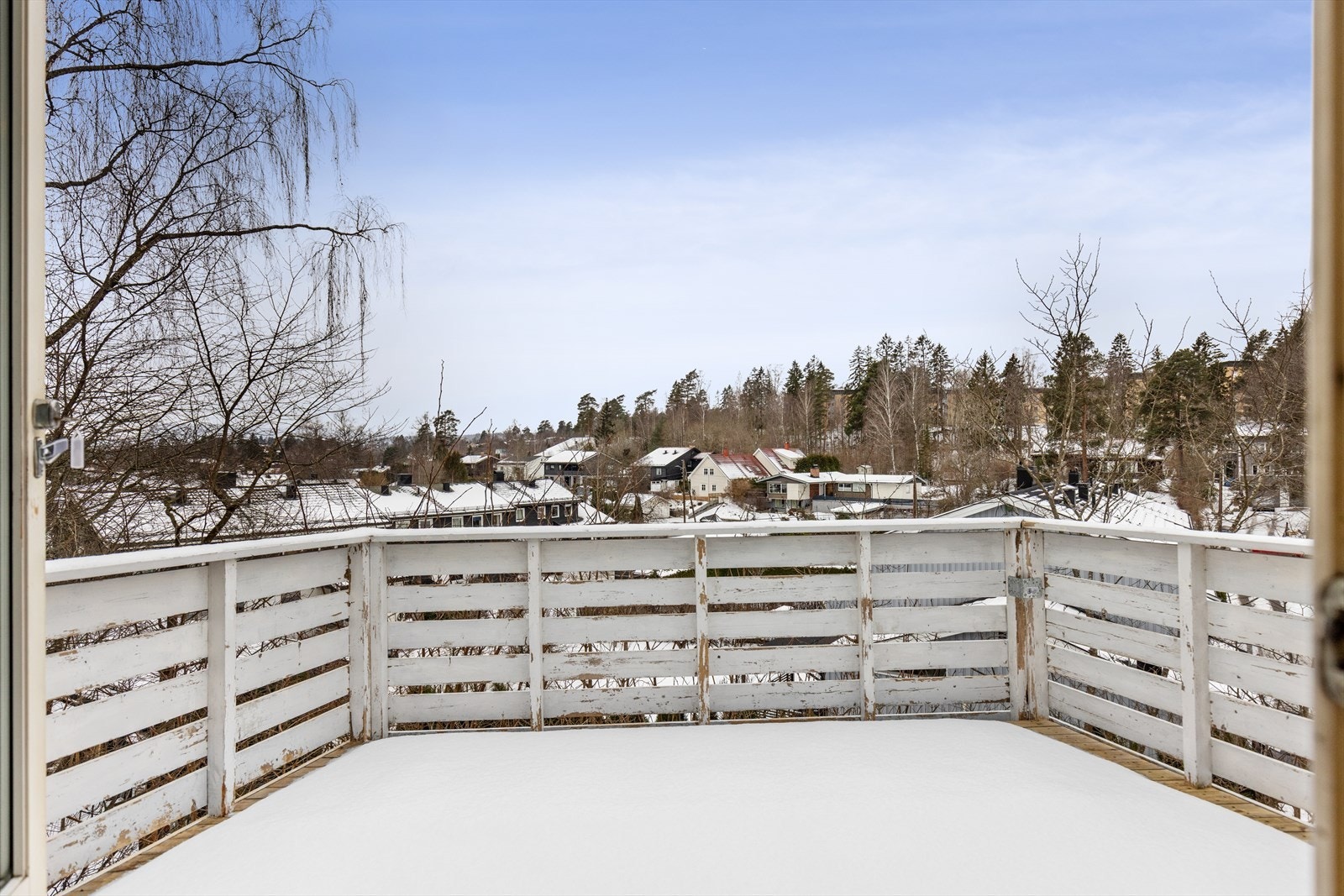 Her kan man nyte solen fra formiddagen og helt til den går ned på sene sommerkvelder - perfekt for både avslapning, grilling og hyggelige sammenkomster utendørs. Galleribilde