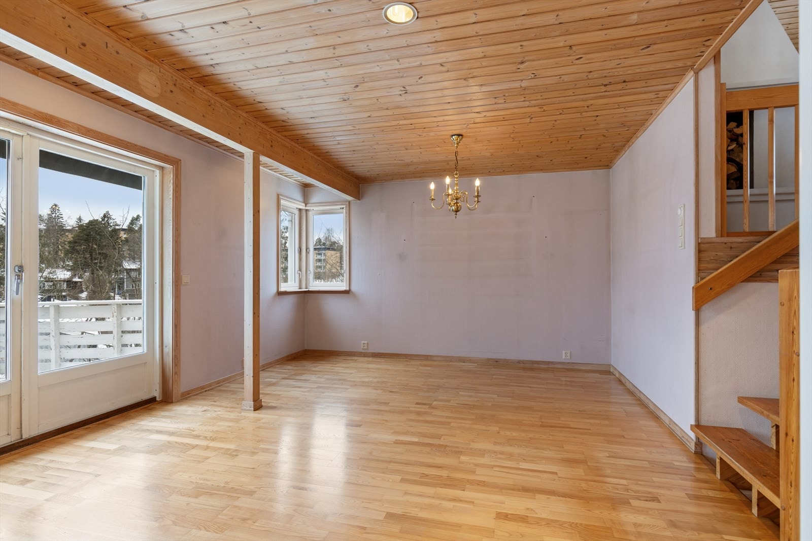 Herfra er det utgang til en vestvendt altan på ca. 11 kvm, hvor man kan nyte solen utover ettermiddagen og kvelden - en flott forlengelse av spise- og oppholdsarealet i sommerhalvåret. Galleribilde