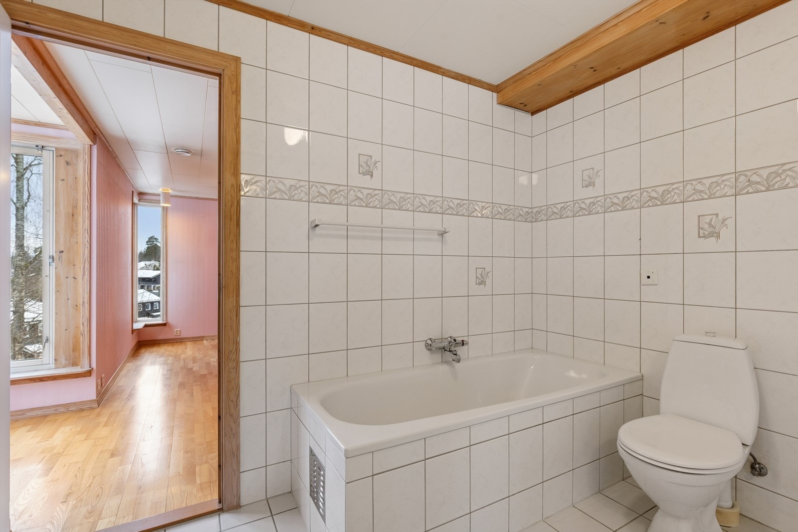 Fra soverommet er det direkte tilkomst til et tilhørende baderom, noe som gir ekstra komfort og en suite-følelse i hverdagen. Galleribilde