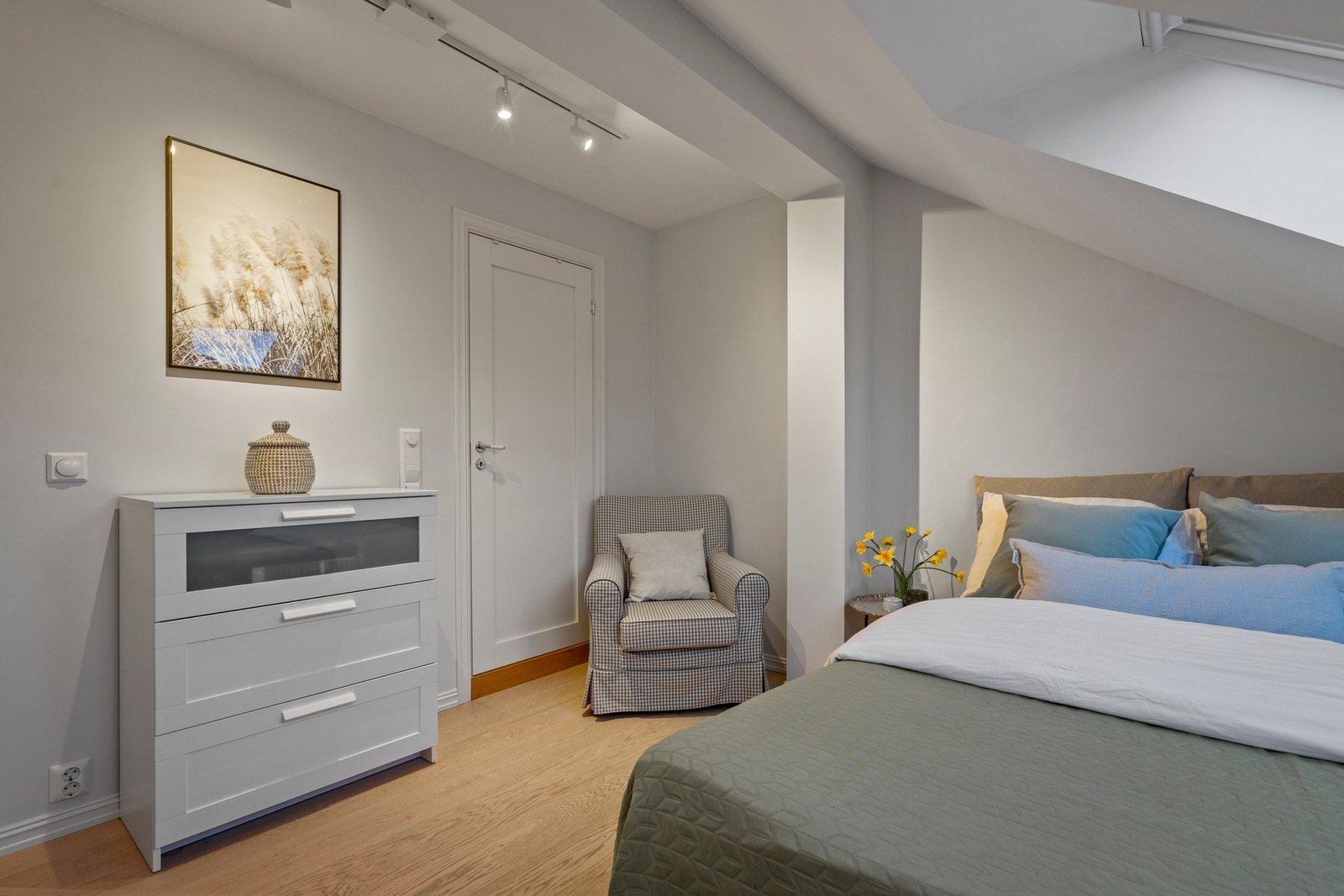 Hovedsoverommet er romslig og har plass til plass til dobbeltseng og nattbord på hver side. Galleribilde