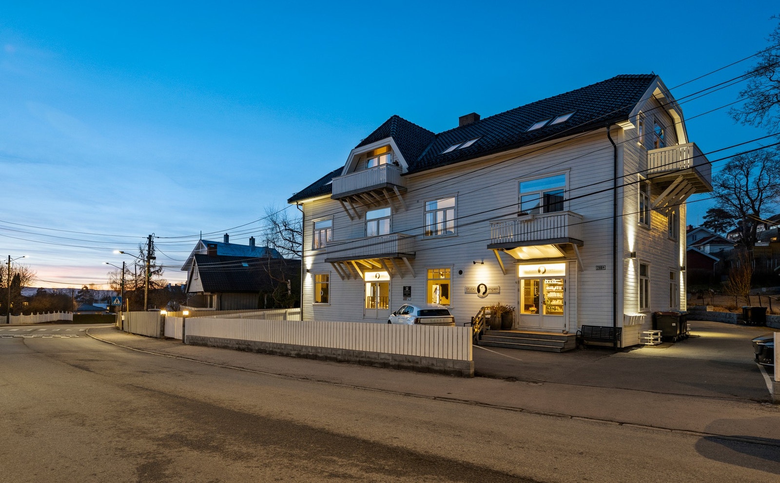 Leiligheten ligger i byggets 3.etasje og har flotte kvaliteter som store vindusflater, parkett gulv, samt en gjennomgående og godt utnyttet planløsning. Galleribilde