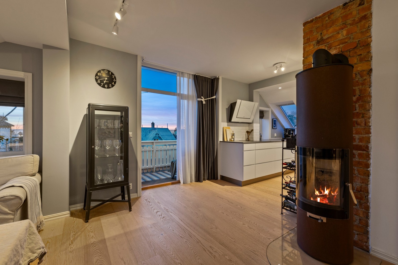 Fra spisestuen er det utgang til en balkong. Galleribilde